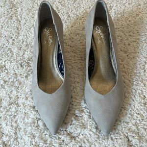 SEYCHELLES 6.5 Lock and Key taupe suede pumps